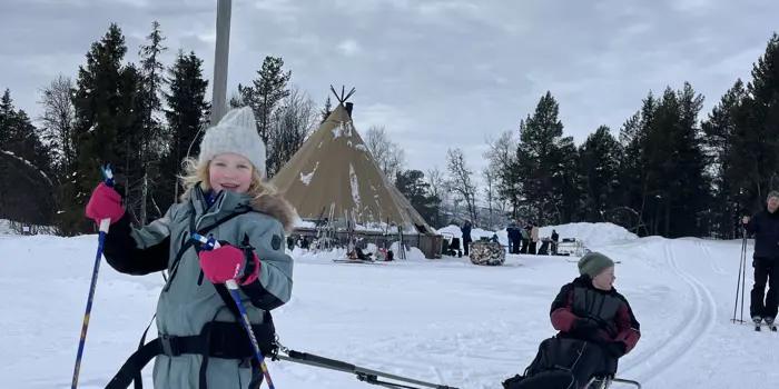 Søskenpar på skitur
