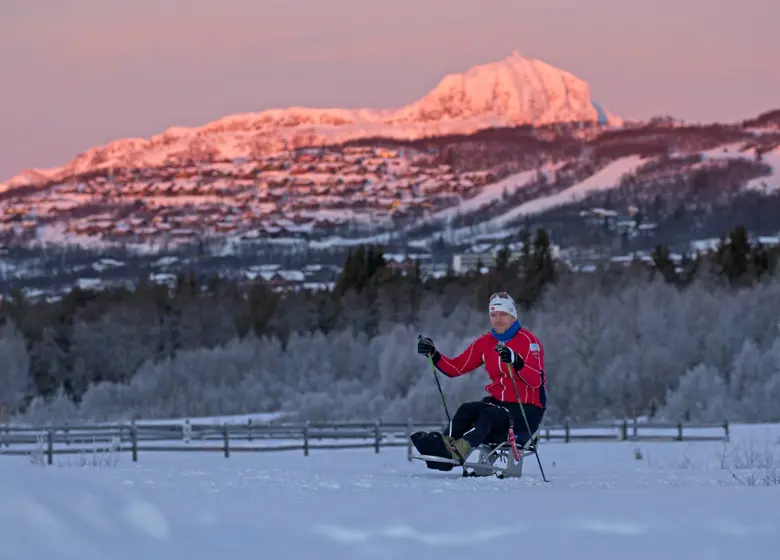 Langrennspigger med fjellet Bitihorn i bakgrunnen. Foto Thor Østbye
