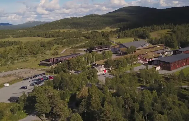 Dronebilde av Beitostølen Helsesportsenter om sommeren