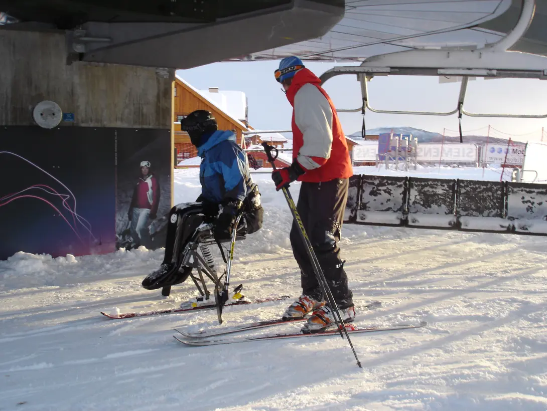 Stående og sittende alpinist klare for å ta stolheisen