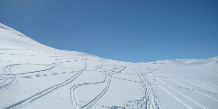 Blå himmel og skispor