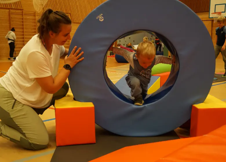 En gutt på vei gjennom ringen i hinderløypa. 