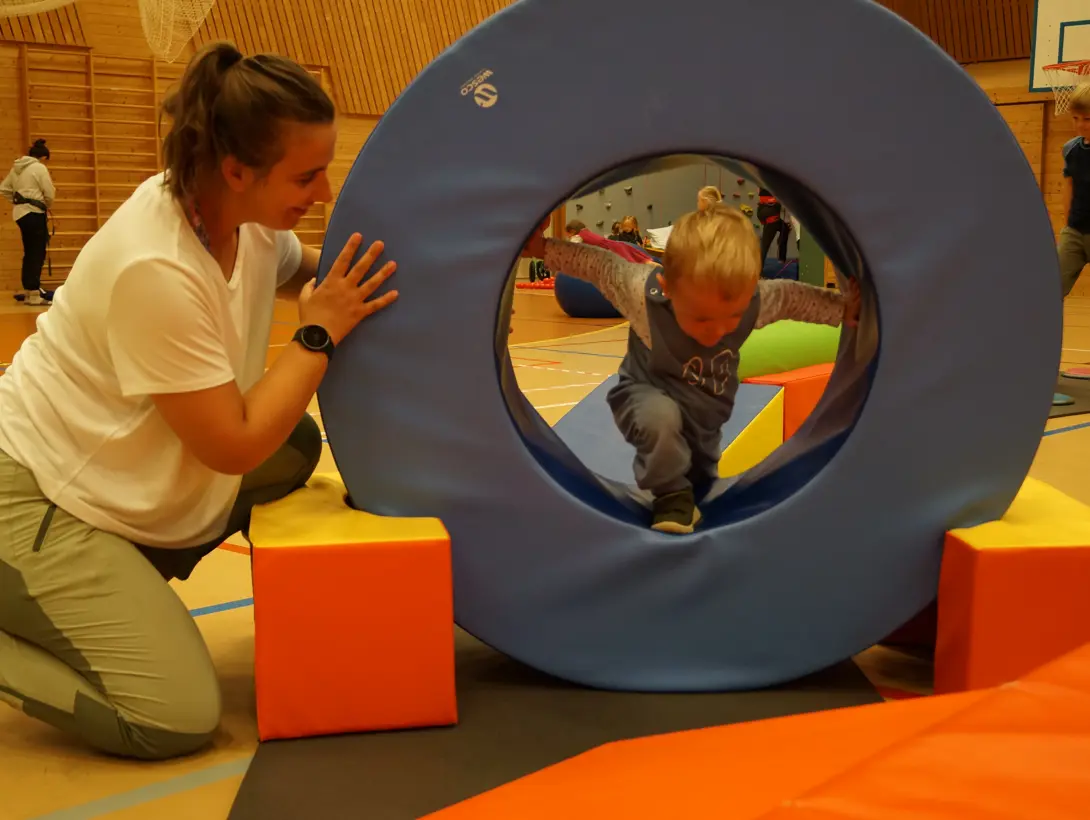 En gutt på vei gjennom ringen i hinderløypa. 