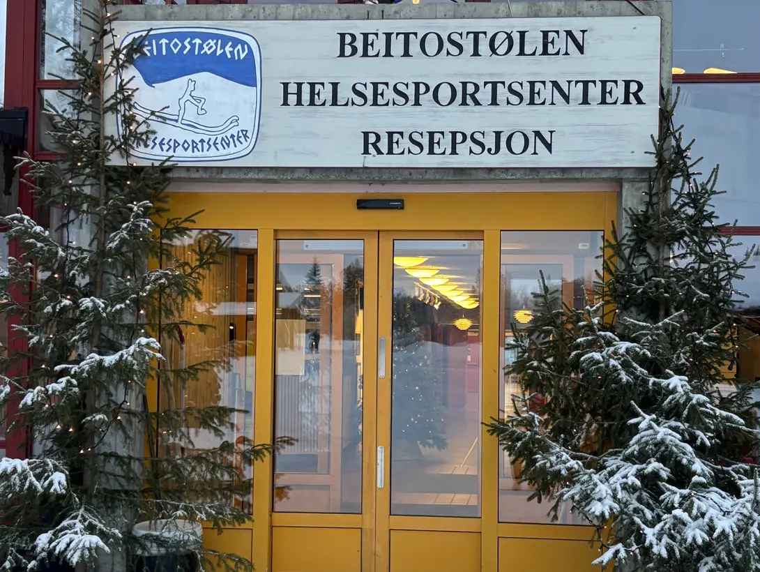Juletrær omkranser hovedinngangen til Beitostølen Helsesportsenter