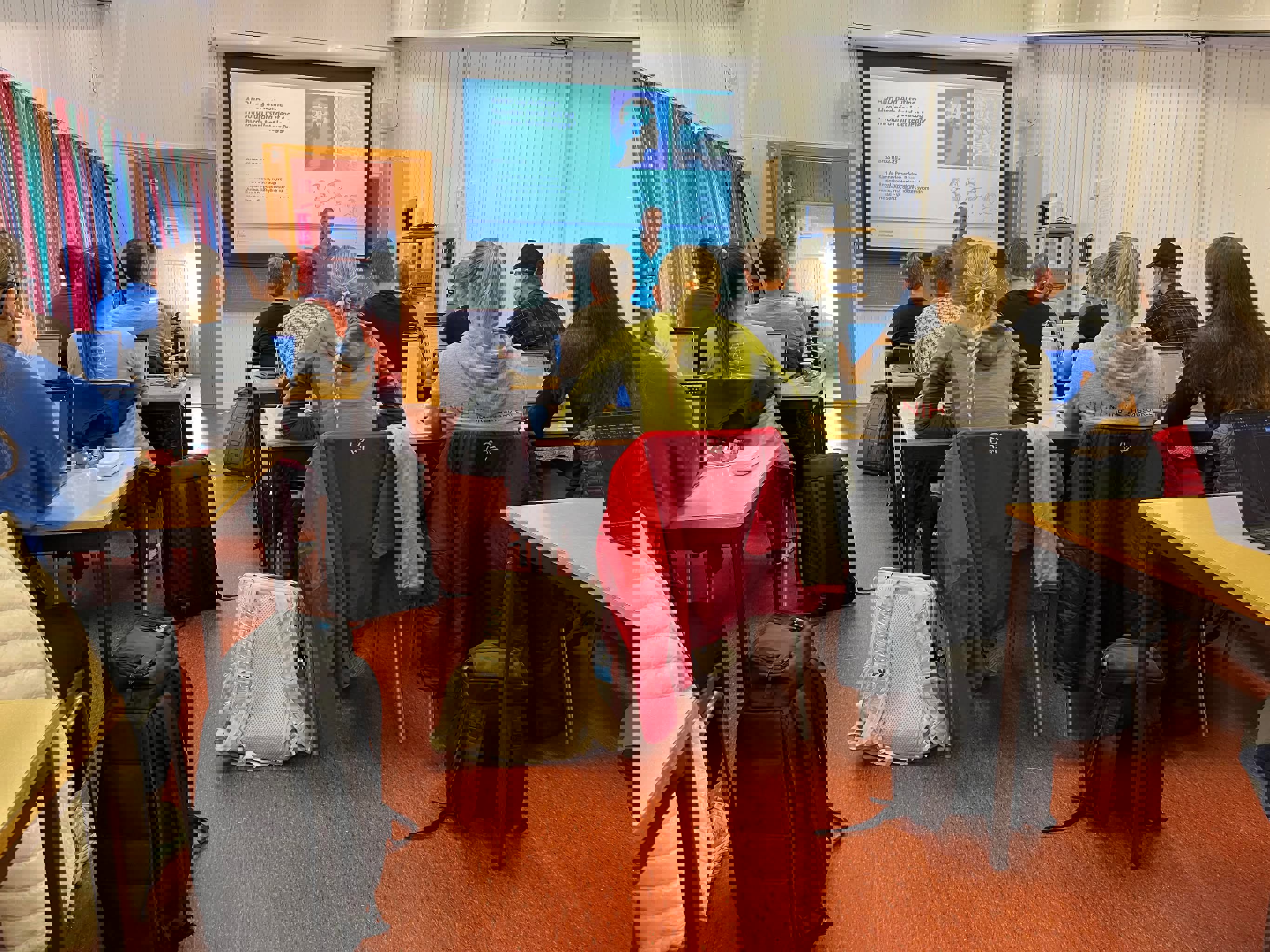 FAF-studenter får undervisning i klasserommet på Beitostølen Helsesportsenter