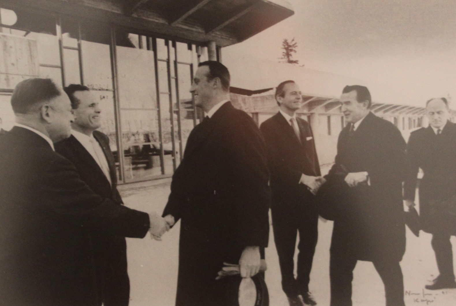 Kronprins Harald ønskes velkommen av Erling Stordahl i anledning åpningen av senteret 9.november 1970. Foto: Fotograf Neste, Fagernes