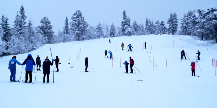 Skileik i blåtimen