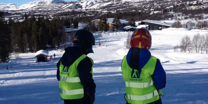 To barn klare for å kjøre ned bakken på slalåmski