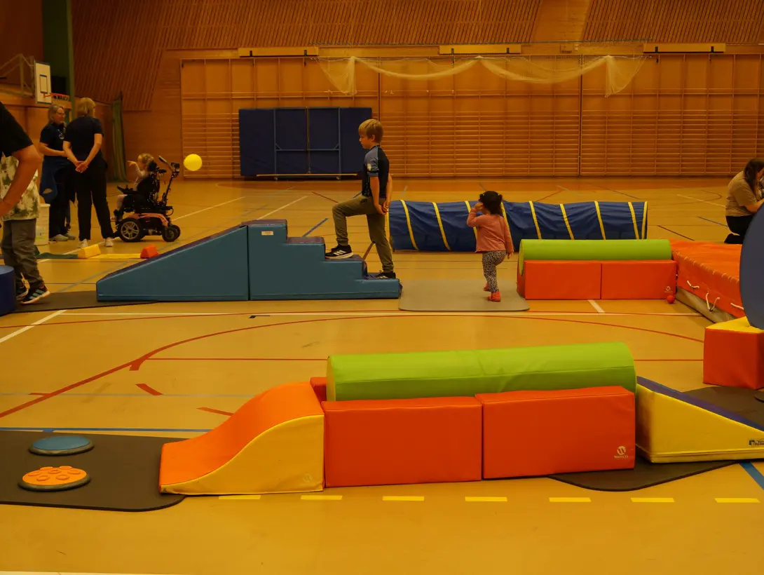 Hinderløype i idrettshallen