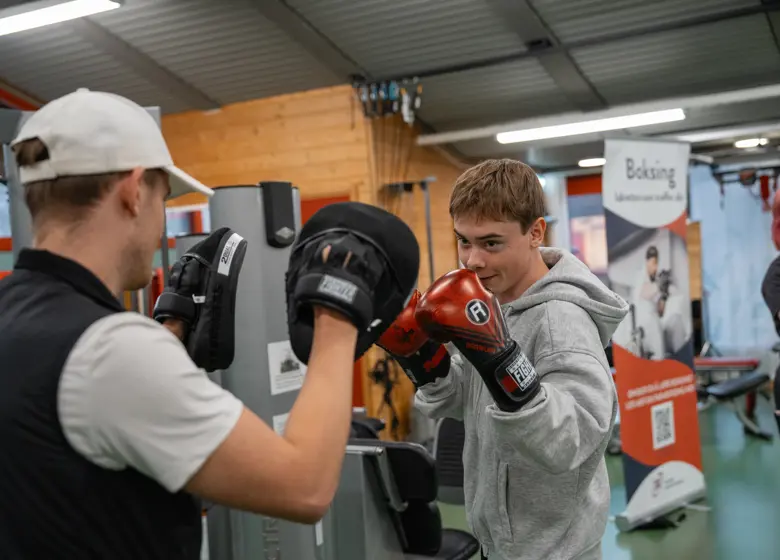A boy boxing against an instructor. Photo: ©Cecilie Hatløy
