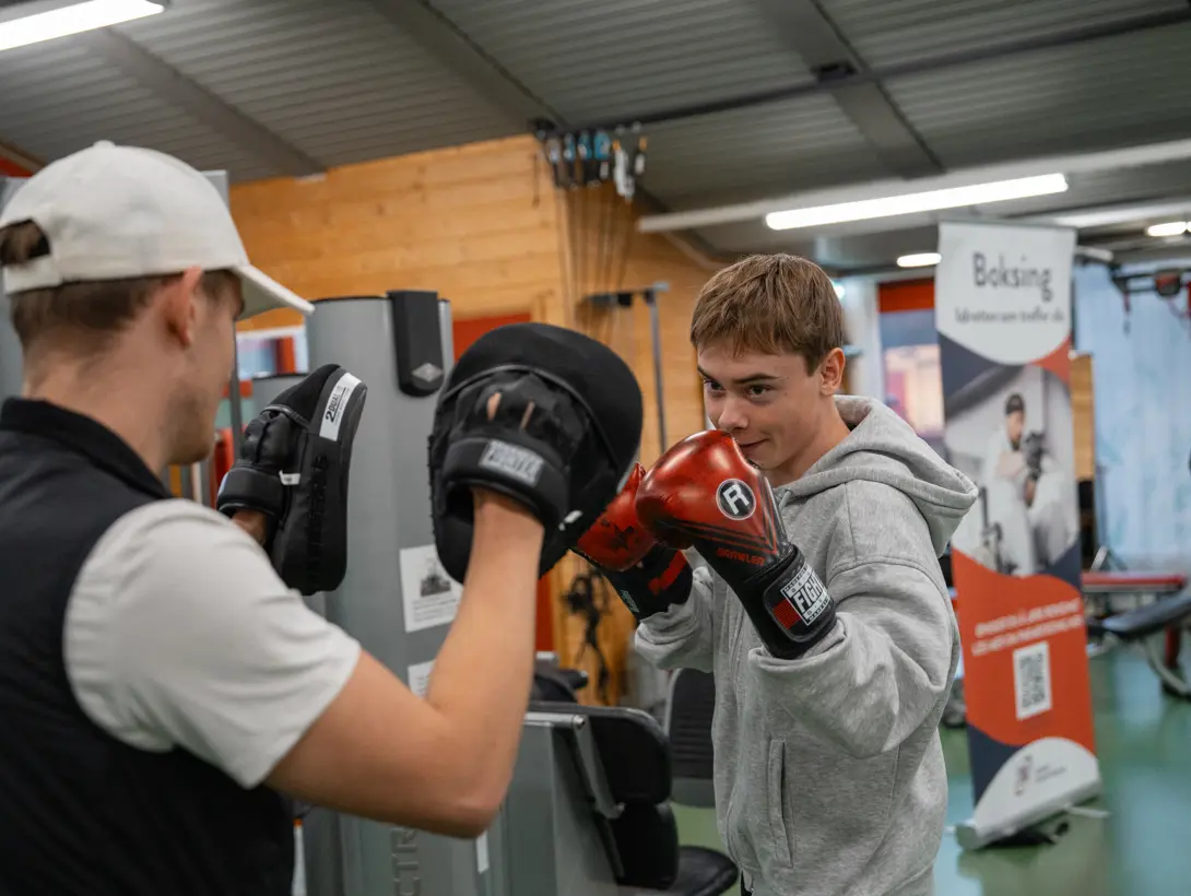 En gutt bokser mot instruktør. Foto: ©Cecilie Hatløy