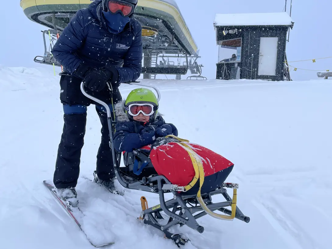 Sit-ski med far som ledsager