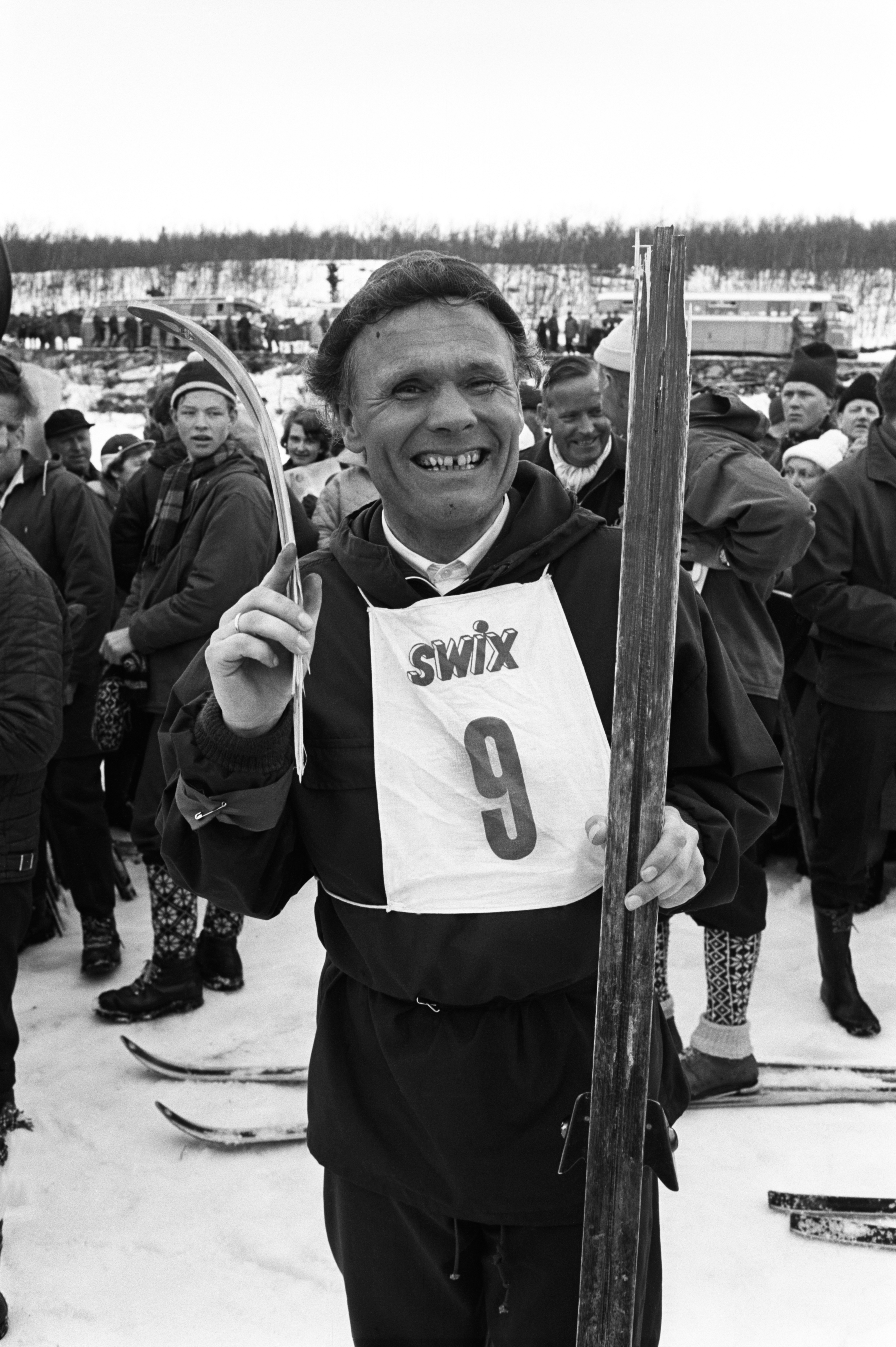 En smilende Erling Stordahl med startnummer på brystet og et godt tak om treskiene. Foto: Ivar Aaserud/NTB