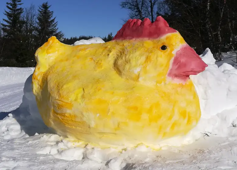 Påskekylling laget av snø