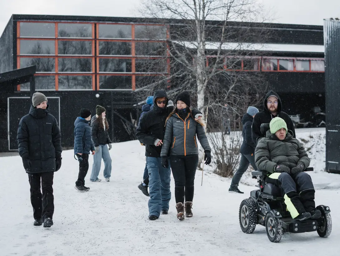 A group of young adults on a walk in fresh snow. Photo: ©Cecilie Hatløy