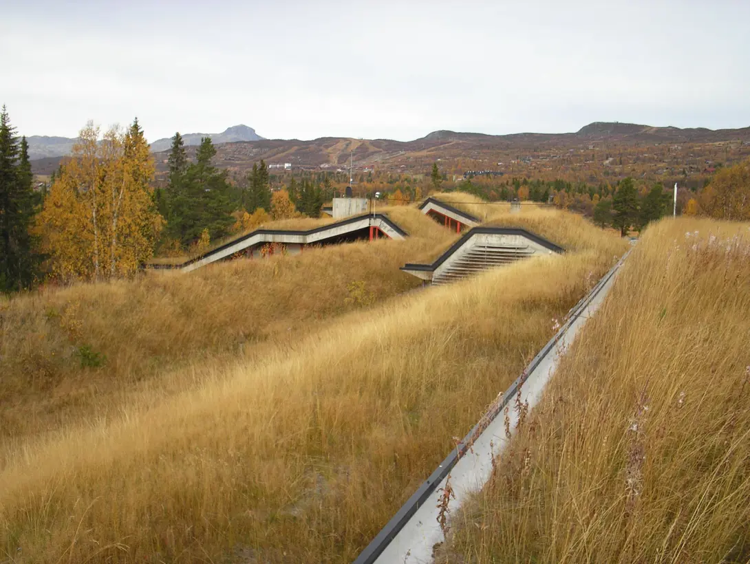 Utsikt mot Beitostølen og fjellet Bitihorn fra torvtaket på Beitostølen Helsesportsenter