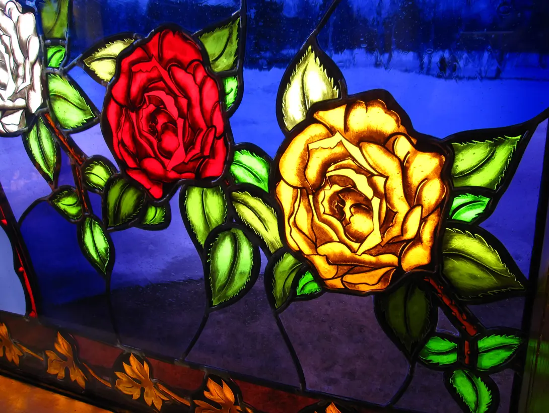 Roser - utsnitt fra glassmaleriet i Lyskapellet