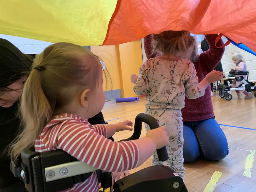 To jenter under fallskjermen