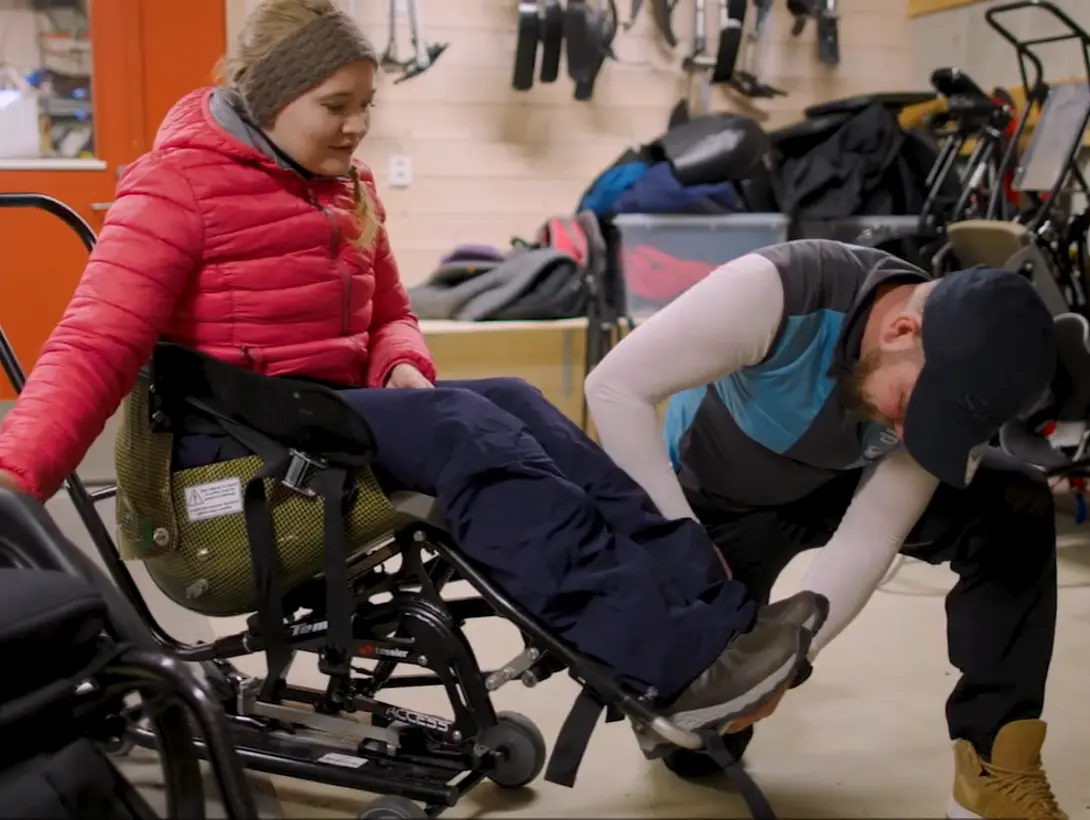 Tilpassing av sit-ski. Foto: Teddy TV