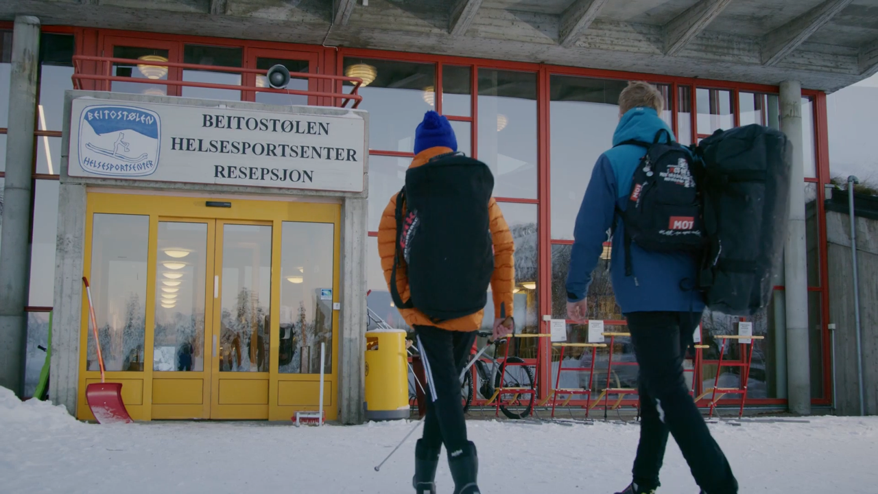 To brukere på vei inn hovedinngangen ved Beitostølen Helsesportsenter på vinteren